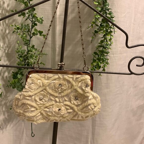 Beaded clutch evening bag with removable silvertone chain. Snap closure - Picture 1 of 8